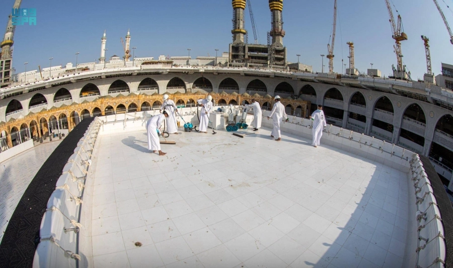 أعمال تطهير سطح الكعبة المشرفة عبر فريق وطني فني متخصص، وذلك خلال مدة زمنية لا تتجاوز 20 دقيقة.
