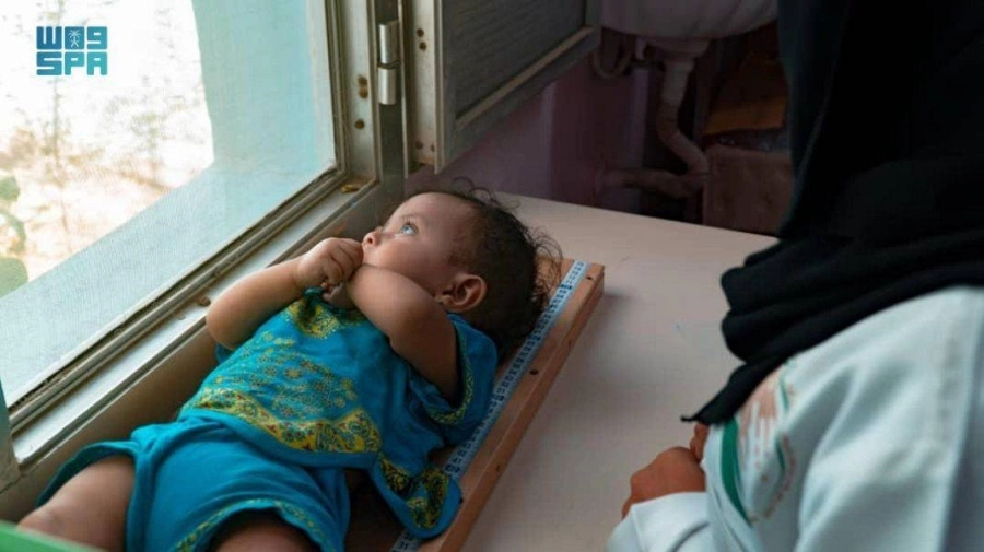 المركز يعتني بطفل رضيع                           (واس)