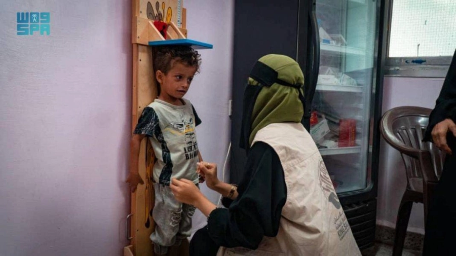 طبيبة تكشف على أحد الأطفال        (واس)