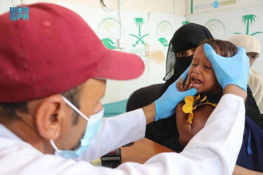 طفل يخضع لكشف في المركز        (واس)