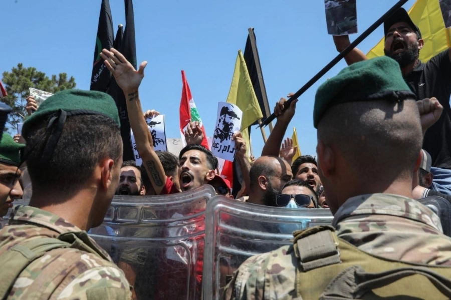 






غضب شعبي في مواجهة حزب الله                                 (مكة)