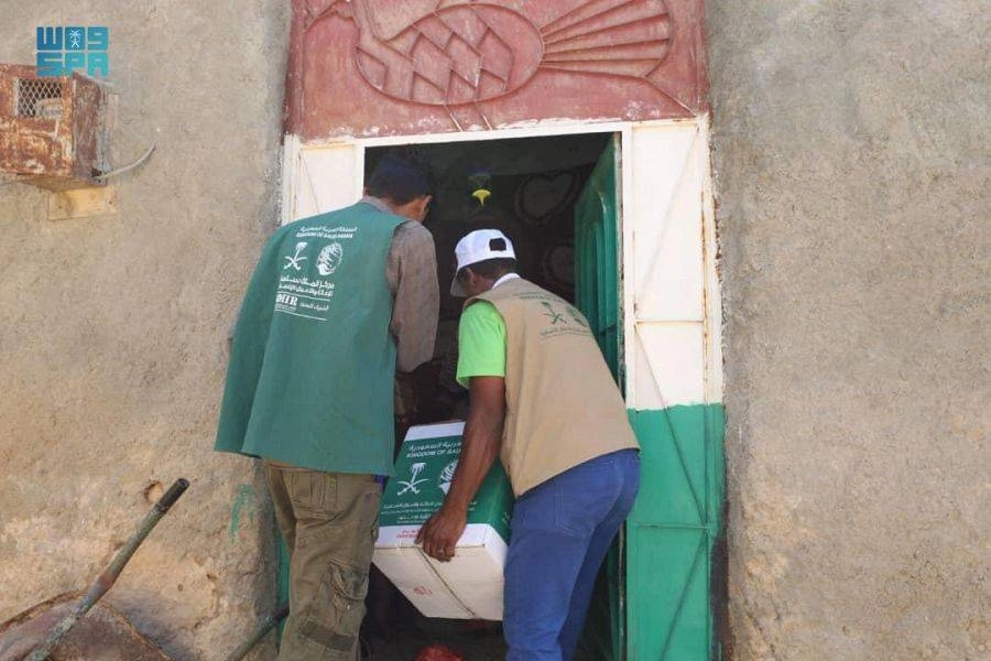 متطوعان يوصلان المساعدات للمحتاجين (واس)