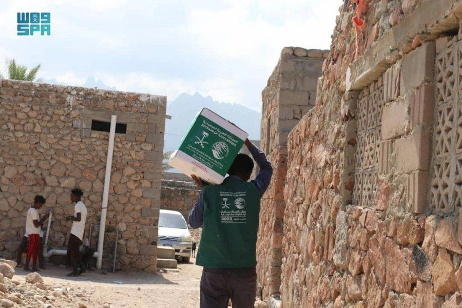 






متطوع يحمل سلة في سقطرى                                        (واس)