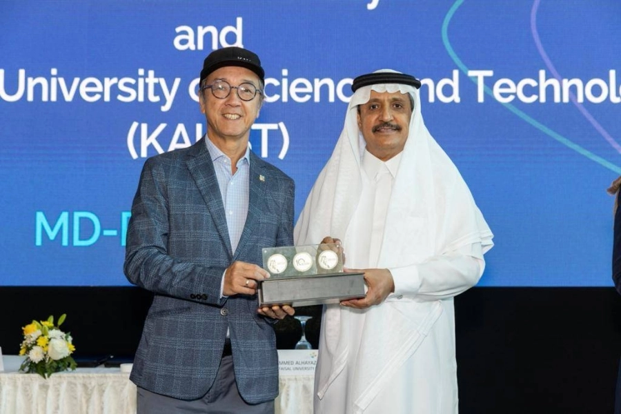 أ.د. محمد بن علي آل هيازع، رئيس جامعة الفيصل، والبروفيسور توني تشان ، رئيس كاوست.