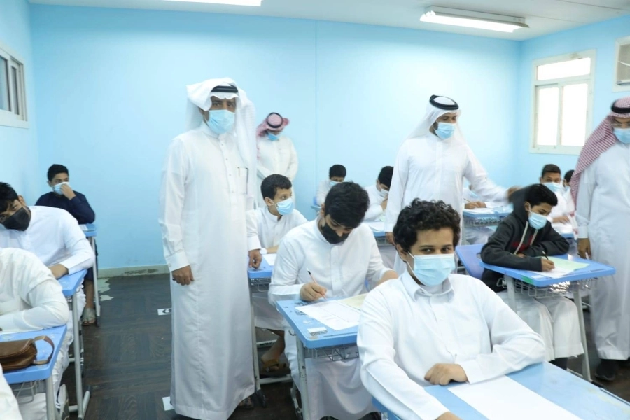 متوسطة سعود الفيصل بجدة تنهي اختبارات طلابها