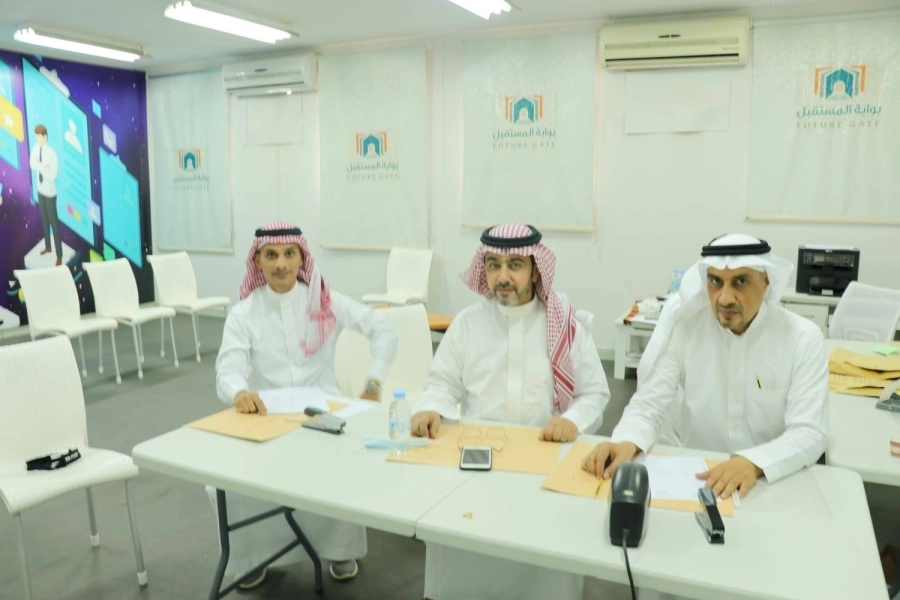 متوسطة سعود الفيصل بجدة تنهي اختبارات طلابها