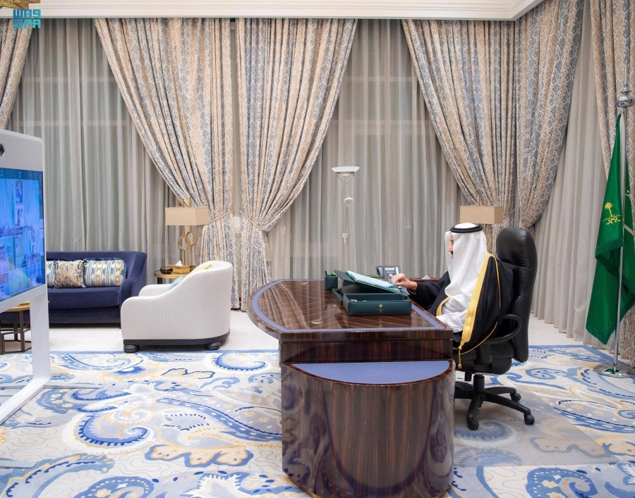 الملك سلمان مترئسا جلسة مجلس الوزراء عبر الاتصال المرئي أمس                                          (واس)