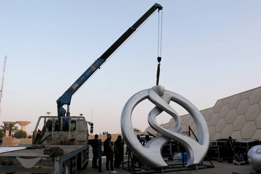 محاولة رفع مجسم كأس البطولة