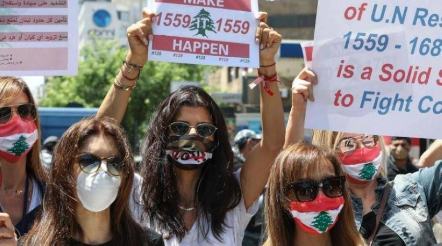 متظاهرات يطالبن بنزع سلاح حزب الله (مكة)