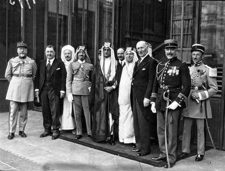 الملك فيصل بن عبدالعزيز خلال الزيارة الرسمية الأولى إلى الاتحاد السوفيتي 1932هـ   (مكة)