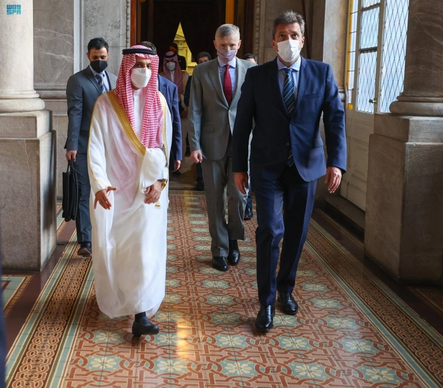  فيصل بن فرحان خلال وصوله بيونس آيرس  (واس)