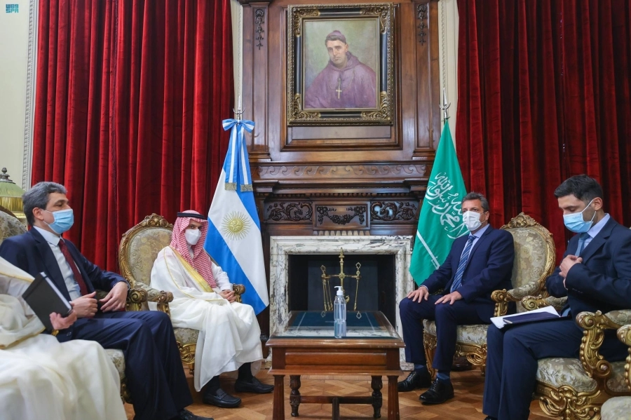 






فيصل بن فرحان خلال لقائه سرخيو ماسا                                (واس)