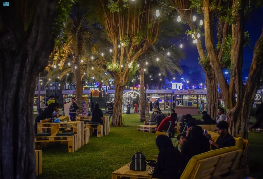 نجحت منطقة «شجرة السلام»، إحدى مناطق موسم الرياض 2021، في نقل أجواء الريف الأوروبي وعناصره الطبيعية لزوار الموسم، وأضافت طبيعة خلابة على المنطقة التي تقع على مقربة من قلب العاصمة الرياض.
