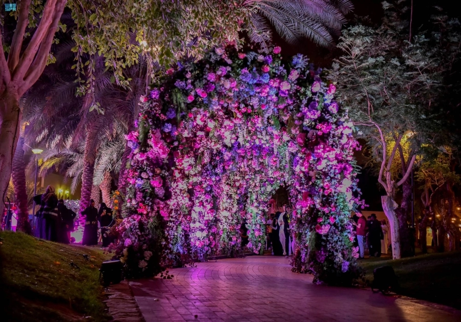 نجحت منطقة «شجرة السلام»، إحدى مناطق موسم الرياض 2021، في نقل أجواء الريف الأوروبي وعناصره الطبيعية لزوار الموسم، وأضافت طبيعة خلابة على المنطقة التي تقع على مقربة من قلب العاصمة الرياض.
