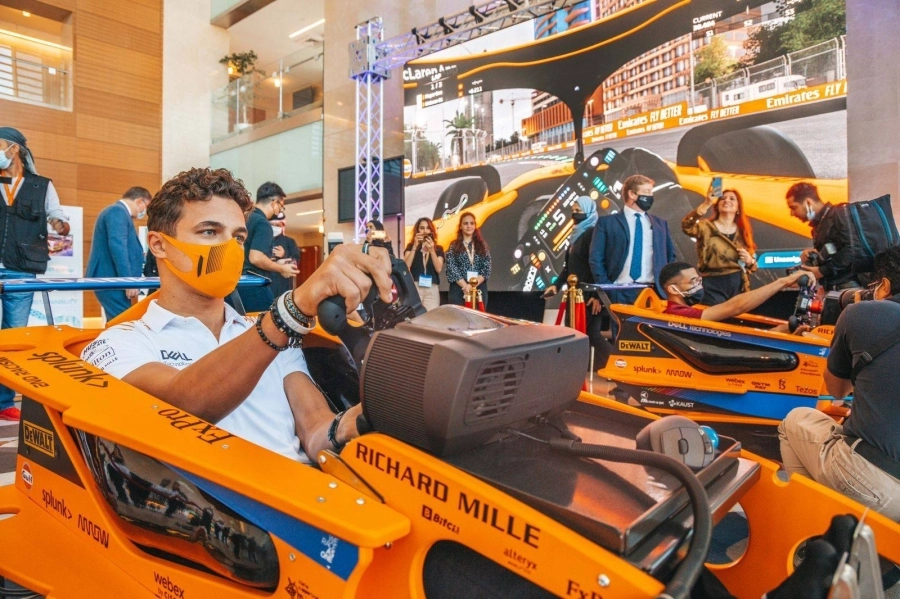 سائق فريق مكلارين لاندو نوريس خلال زيارته لكاوست قبل أيام من انطلاق سباق جائزة السعودية الكبرى للفورميلا ١ STC