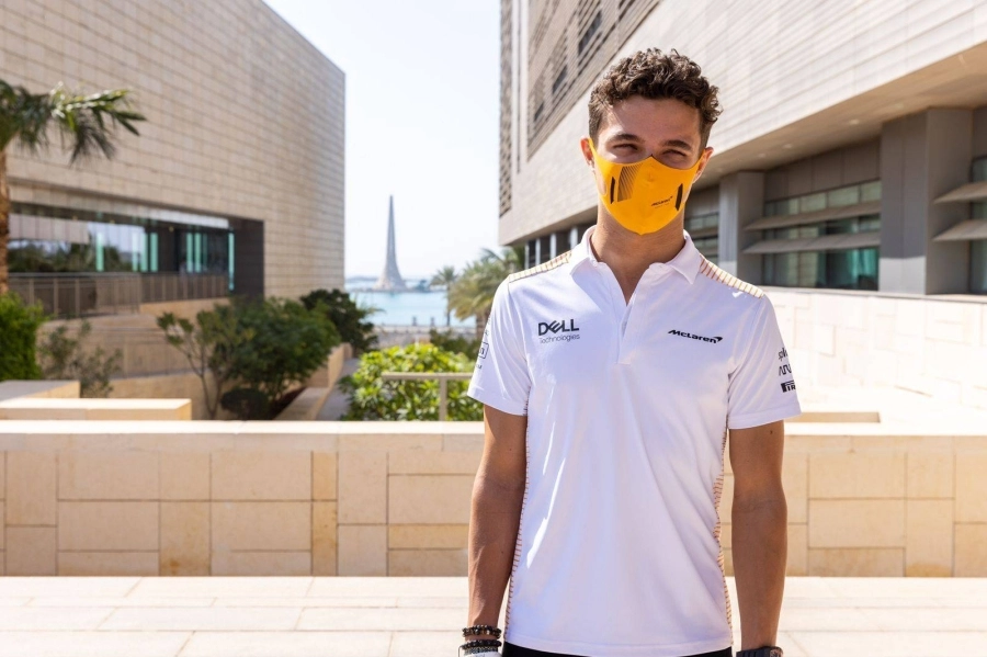 سائق فريق مكلارين لاندو نوريس خلال زيارته لكاوست قبل أيام من انطلاق سباق جائزة السعودية الكبرى للفورميلا ١ STC