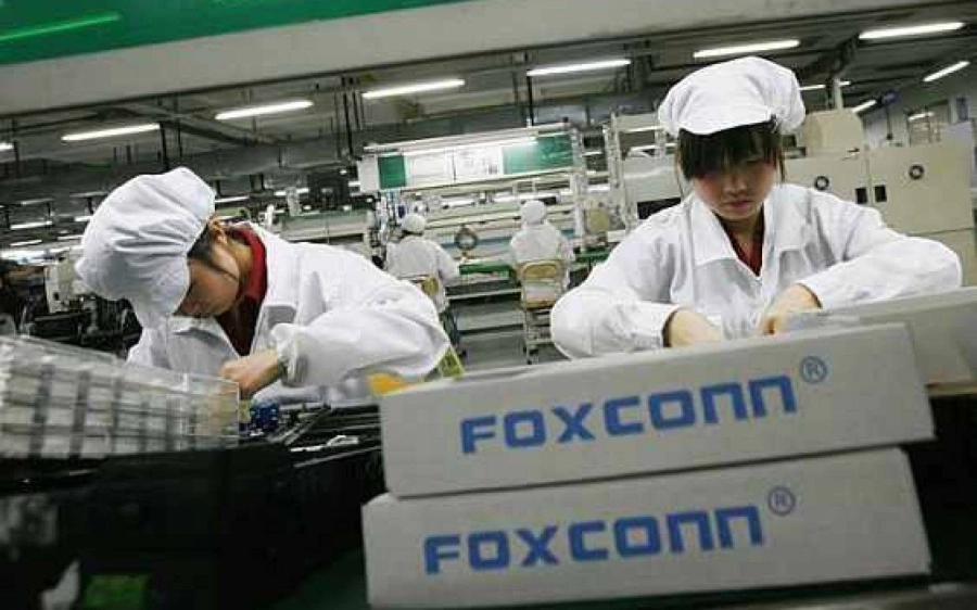 عاملات في شركة فوكسكون التايوانية