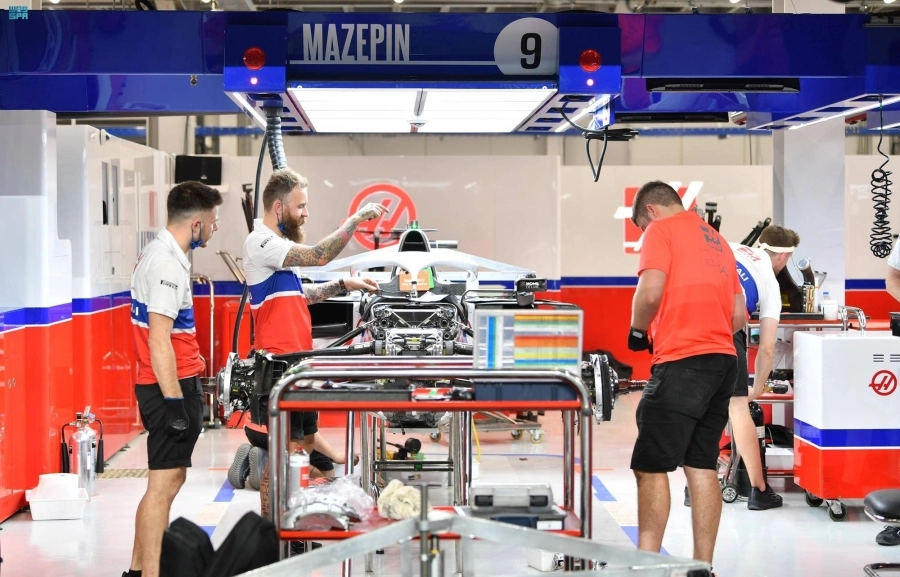 تجهيزات أحد الفرق المنافسة