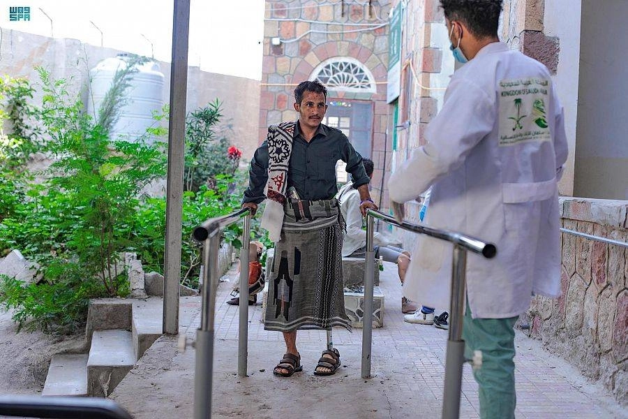 أحد مرتادي مركز الأطراف الصناعية (واس)