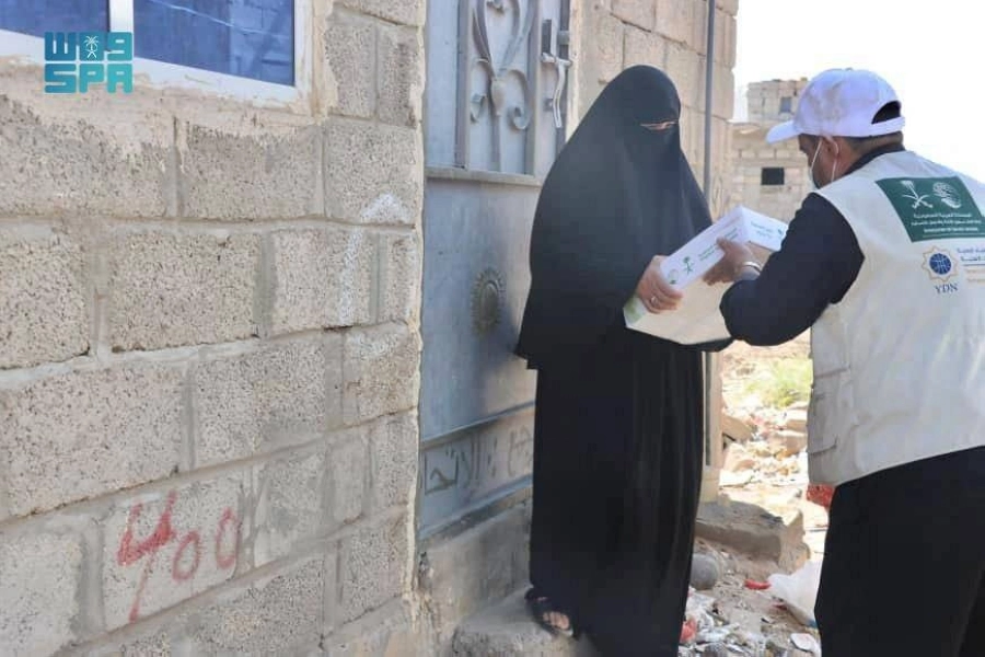 



متطوع يسلم كرتون تمر لإحدى المستفيدات                        (واس)