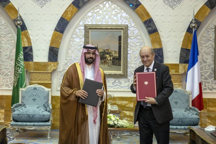 بدر بن فرحان والوزير الفرنسي بعد توقيع الاتفاقيات           (مكة)