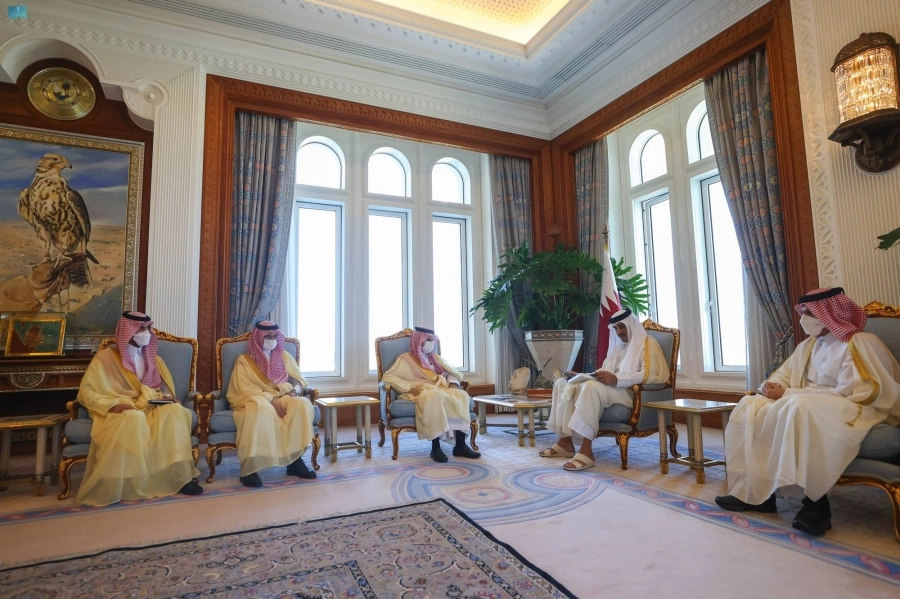 الشيخ تميم بن آل ثاني خلال استقبال الأمير فيصل بن فرحان (واس)