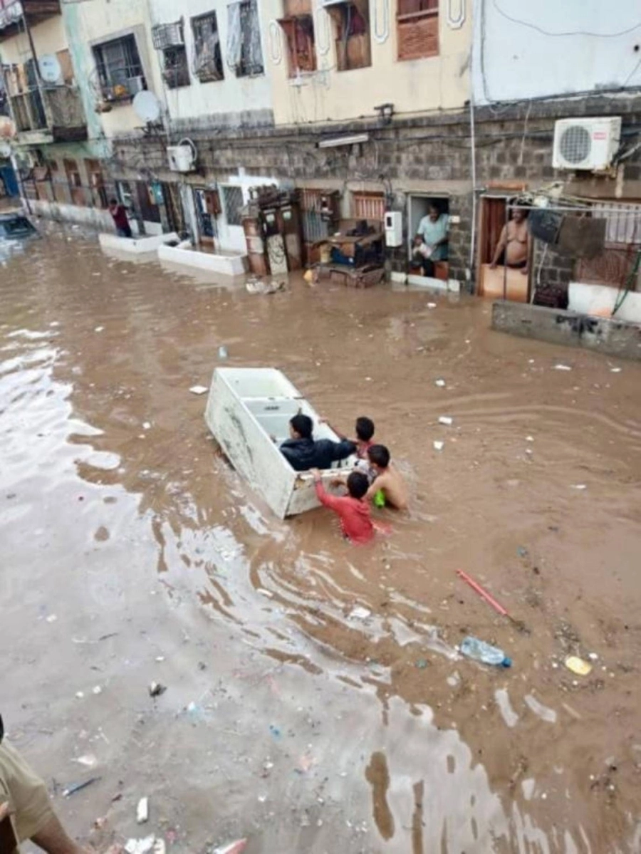 اطفال يلهون في سيول تعز (مكة)