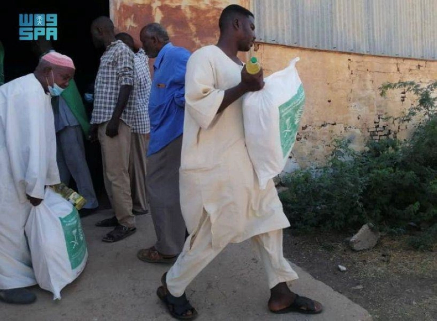 عملية تسليم السلال السعودية بالجزيرة (واس)