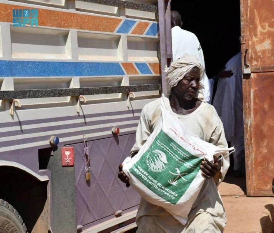 






أحد المستفيدين يتسلم حصته                  (واس)