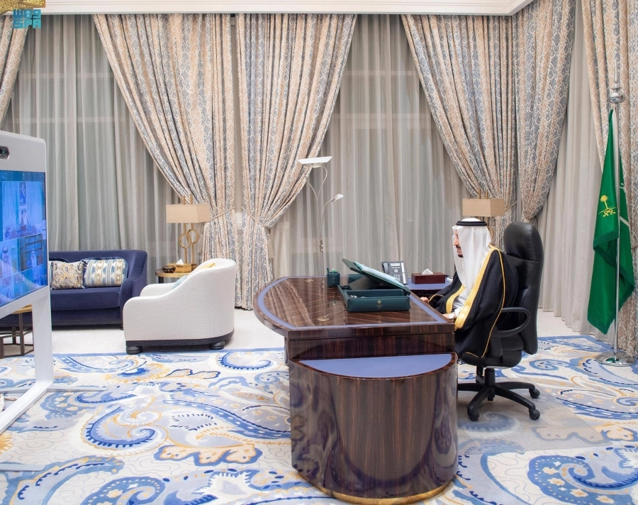 الملك سلمان مترئسا جلسة مجلس الوزراء عبر الاتصال المرئي أمس                                         (واس)