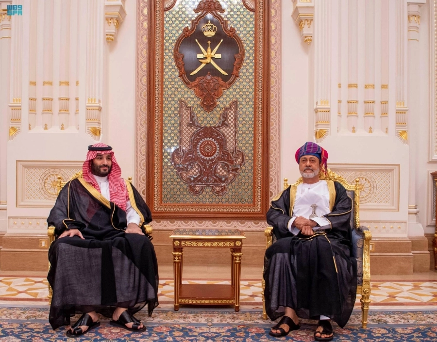 الأمير محمد بن سلمان خلال جلسة المباحثات مع سلطان عمان (واس)