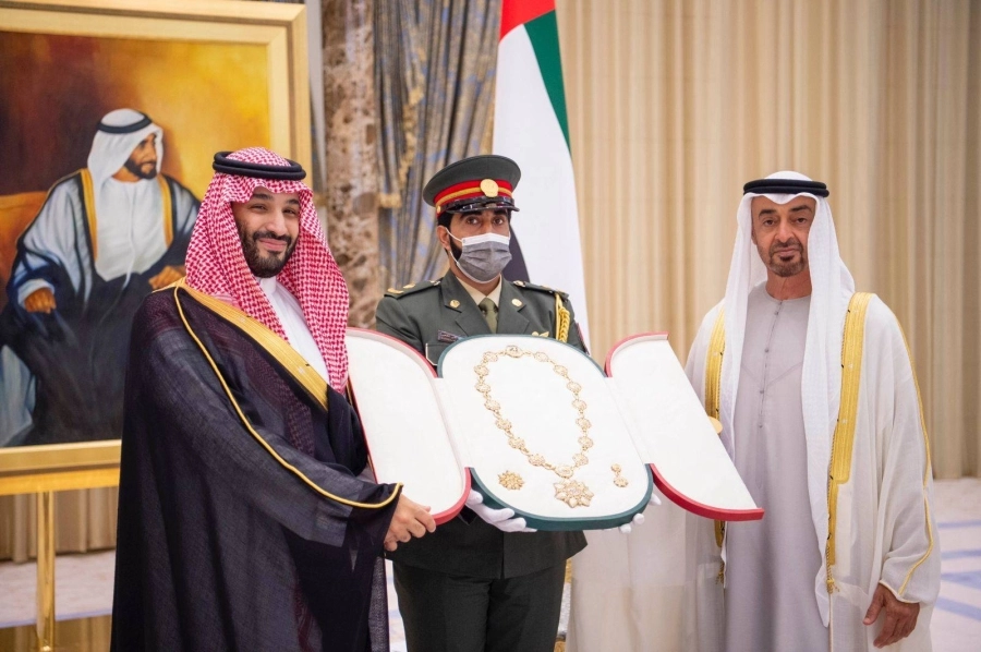 الشيخ محمد بن زايد يقدم وسام زايد من الدرجة الأولى للأمير محمد بن سلمان  (واس)