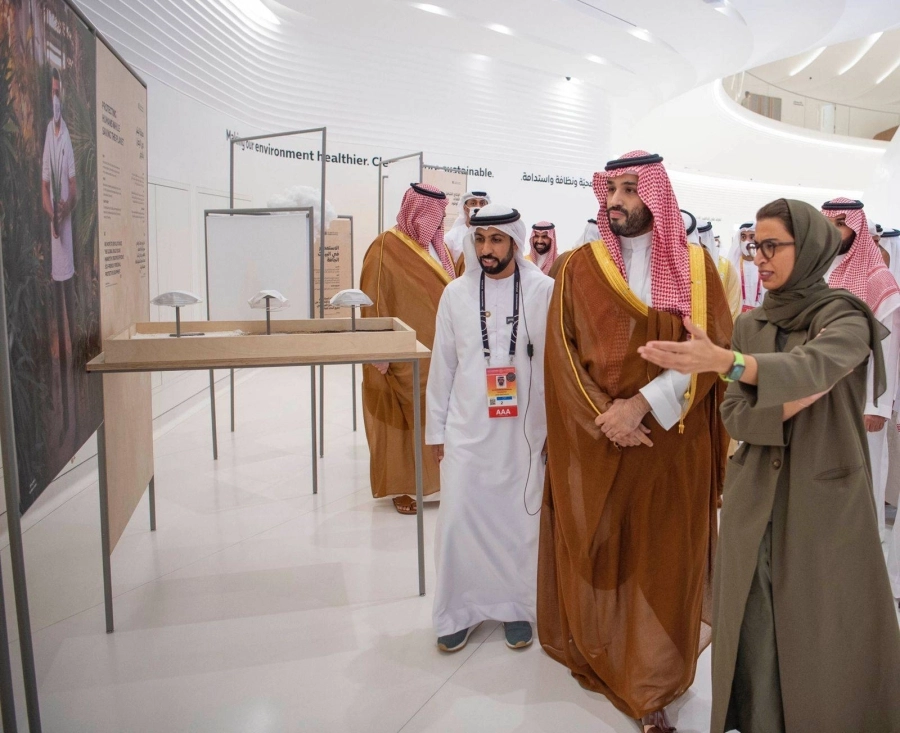 الأمير محمد بن سلمان خلال زيارته المعر ض (واس)