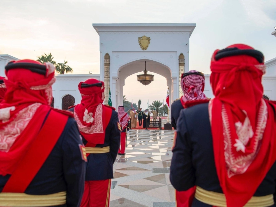 من مراسم استقبال الأمير محمد بن سلمان في المنامة أمس (واس)