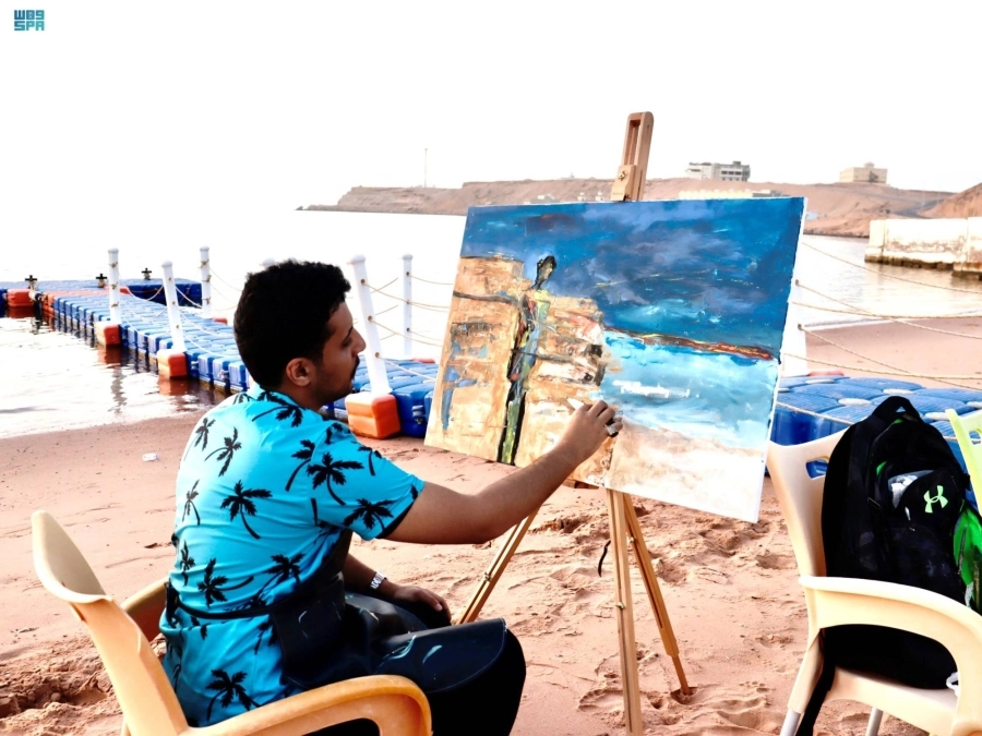 






فنان تشكيلي خلال الملتقى                                  (مكة)