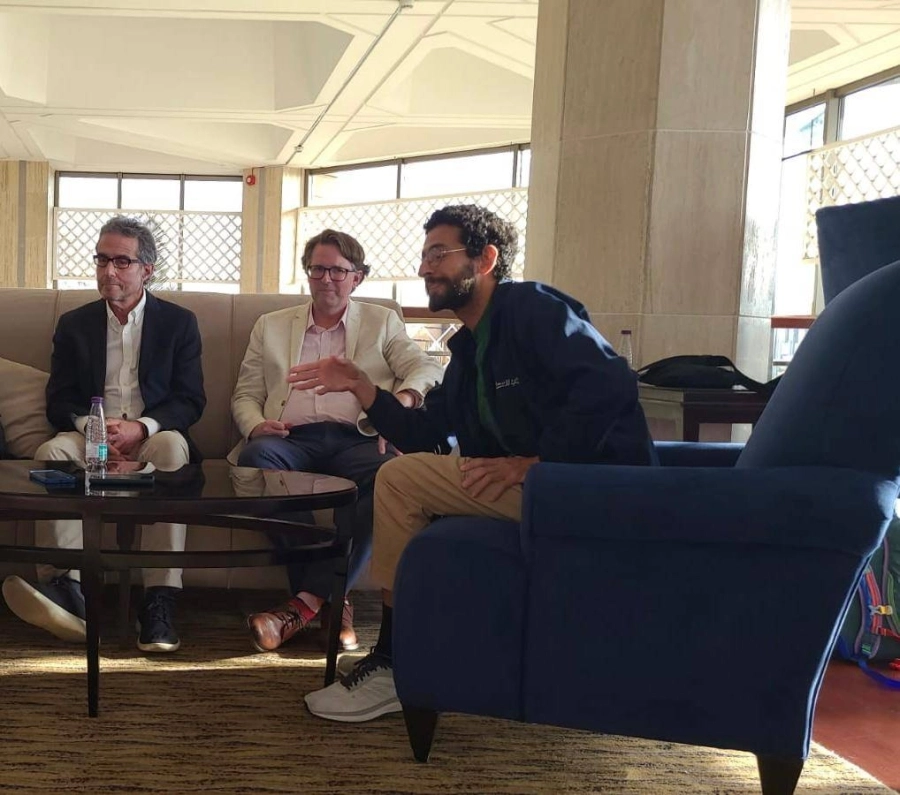 هشام فقيه والمدربون خلال حديثهم للصحيفة (مكة)