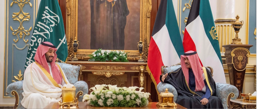 أمير الكويت والأمير محمد بن سلمان خلال استعراض العلاقات                                                                                                   (واس)