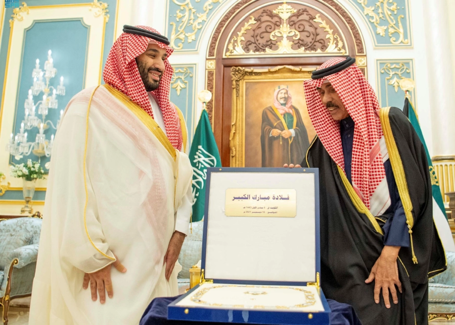 أمير الكويت يقلد الأمير محمد بن سلمان قلادة مبارك الكبير