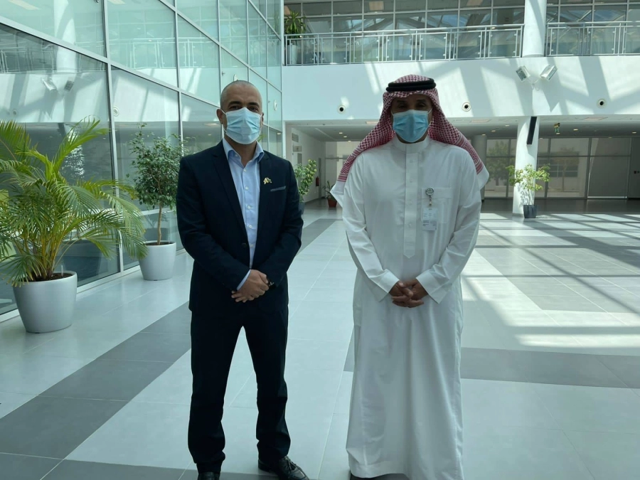 د. ماجد سعد كبير علماء ابحاث الميكروبيولوجي والبروفيسور محمد عويس عالم أبحاث الأنتاج النباتى داخل البيوت المحمية في استدامة