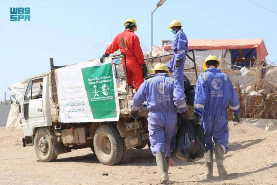 






عمال من مركز الملك سلمان للإغاثة ينظفون الشوارع            (واس)
