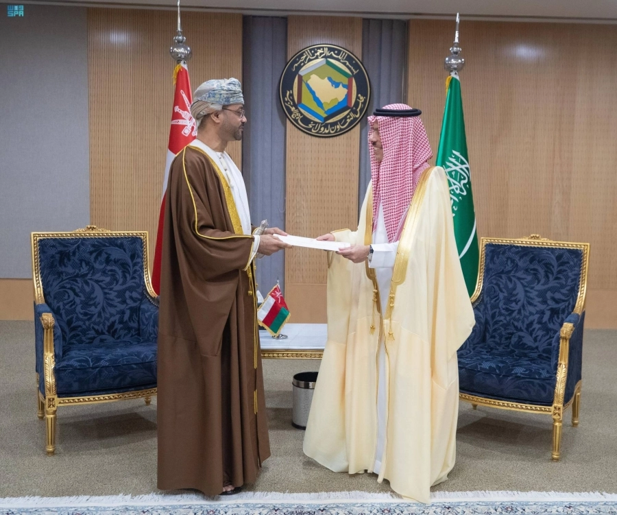 






.. وخلال تسلمه الرسالة من  بدر البوسعيدي