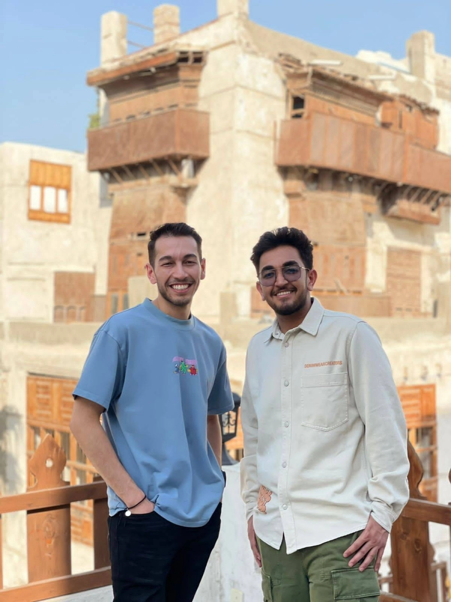 






مخرجا الفيلم معن وياسر                          (مكة)