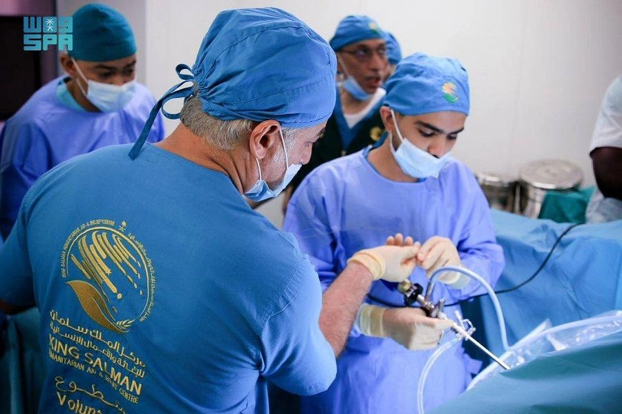 الفريق الطبي لمركز الملك سلمان يجري عملية جراحية في النيجر   (واس)
