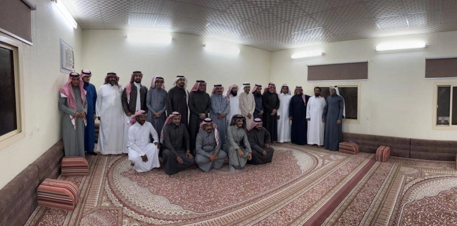 منسوبو مركز الدراسات العامة يحتفون بعميد تقنية الطائف