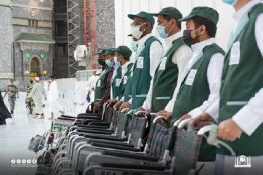 






 عاملون في دفع العربات الكهربائية                  (مكة)