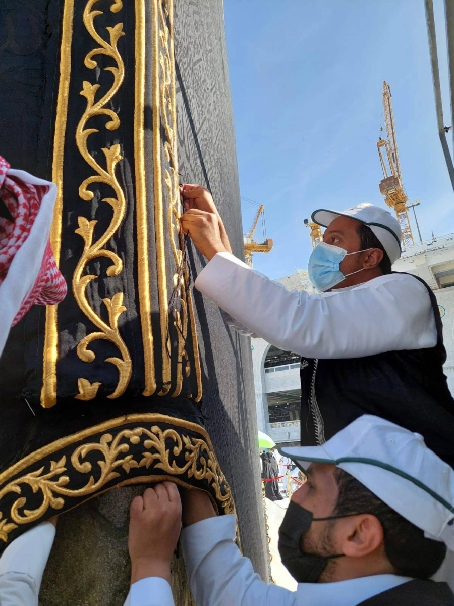 من أعمال صيانة ثوب الكعبة المشرفة التي تنفذها وكالة مجمع الملك عبدالعزيز لكسوة الكعبة بالرئاسة العامة لشؤون المسجد الحرام والمسجد النبوي، على مدار 24 ساعة.
