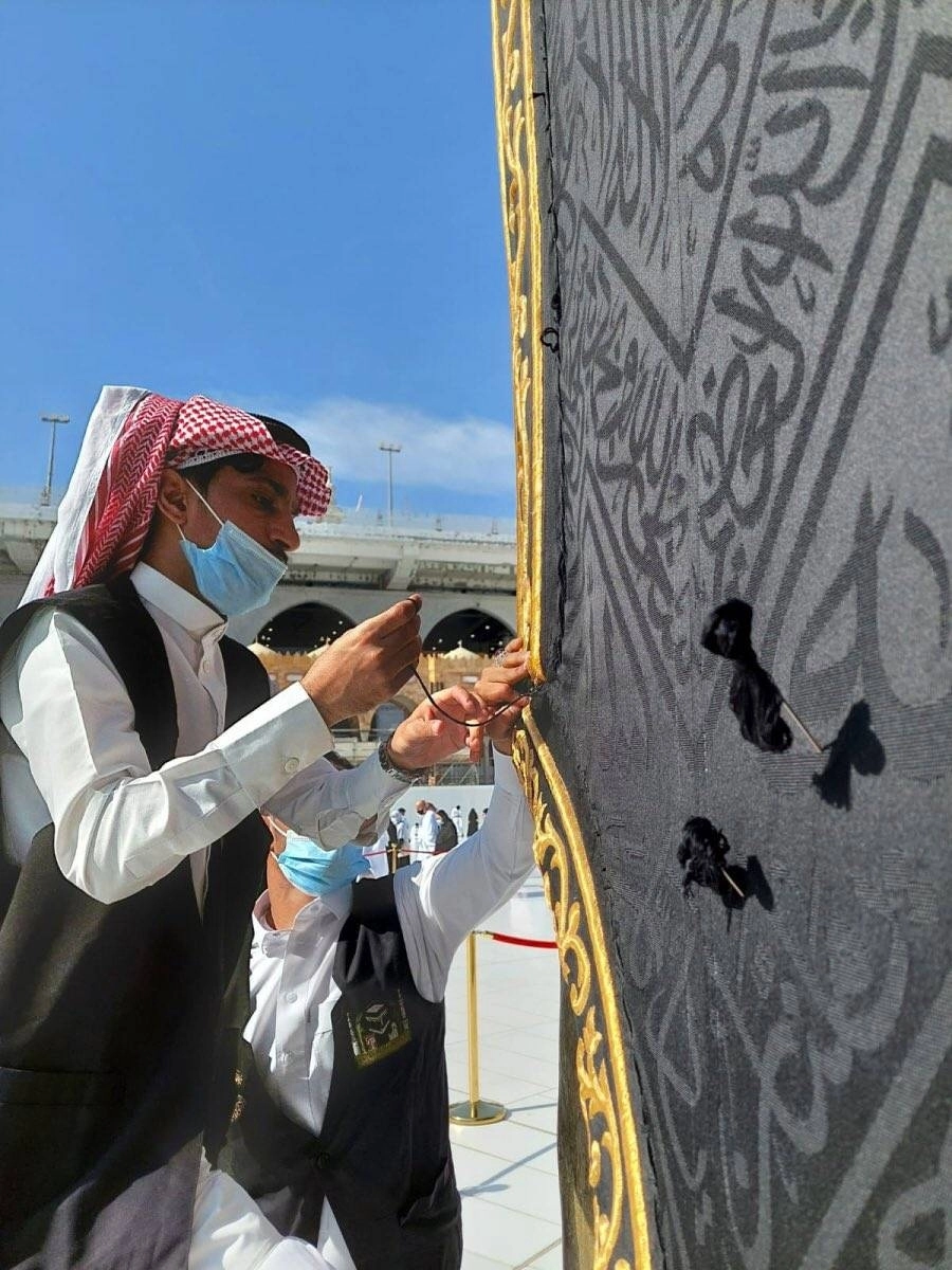 من أعمال صيانة ثوب الكعبة المشرفة التي تنفذها وكالة مجمع الملك عبدالعزيز لكسوة الكعبة بالرئاسة العامة لشؤون المسجد الحرام والمسجد النبوي، على مدار 24 ساعة.
