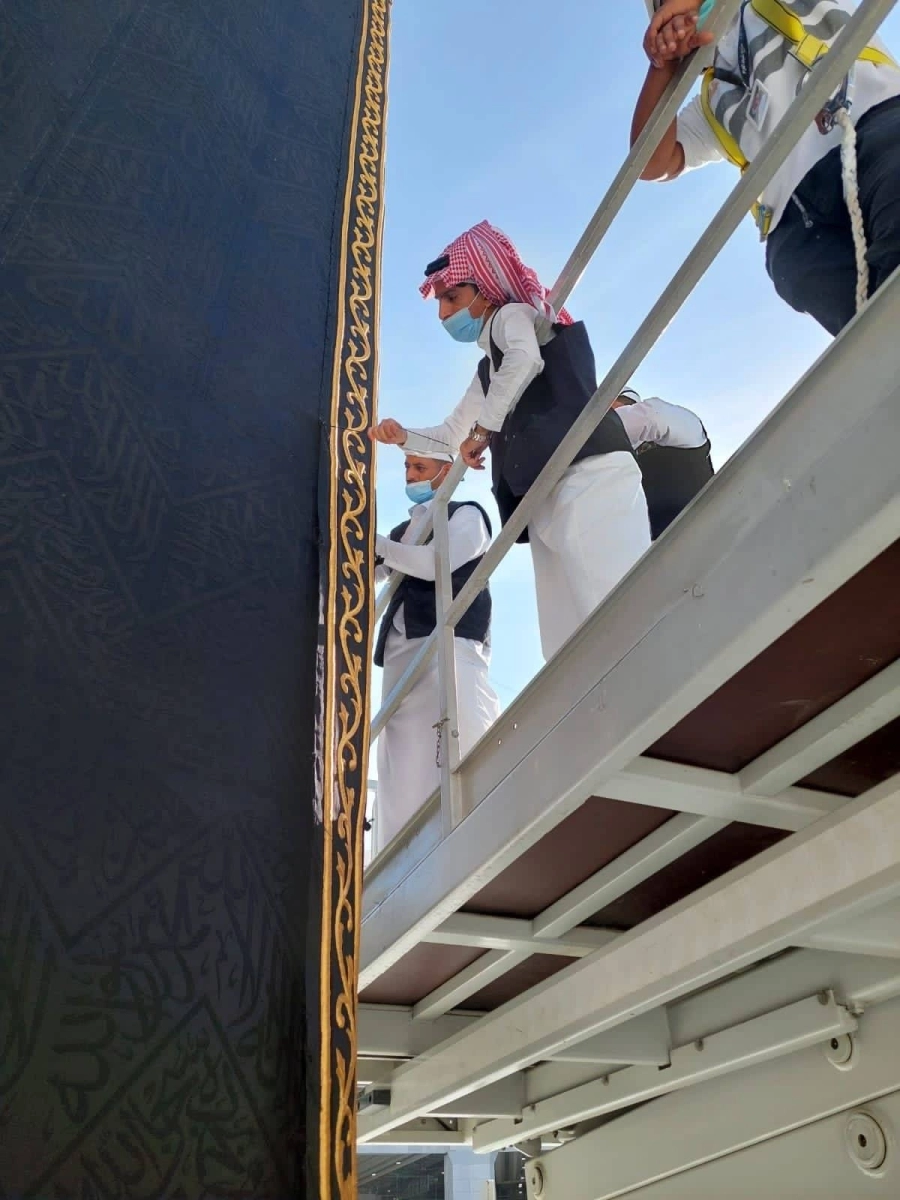 من أعمال صيانة ثوب الكعبة المشرفة التي تنفذها وكالة مجمع الملك عبدالعزيز لكسوة الكعبة بالرئاسة العامة لشؤون المسجد الحرام والمسجد النبوي، على مدار 24 ساعة.
