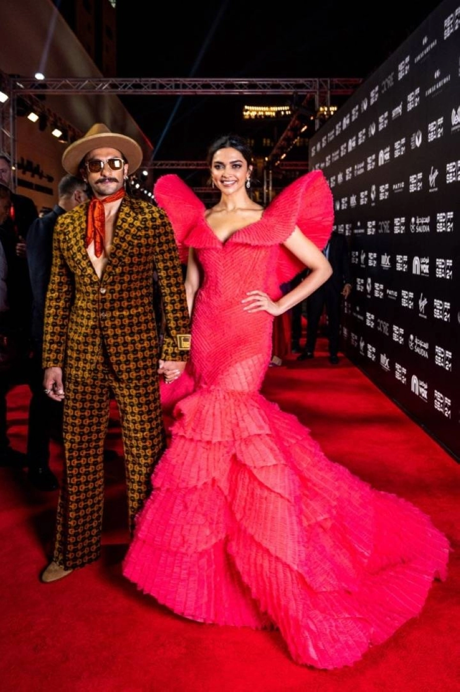 رانفير سينغ وديبيكا بادوكون يختتمان مهرجان البحر الأحمر
السينمائي