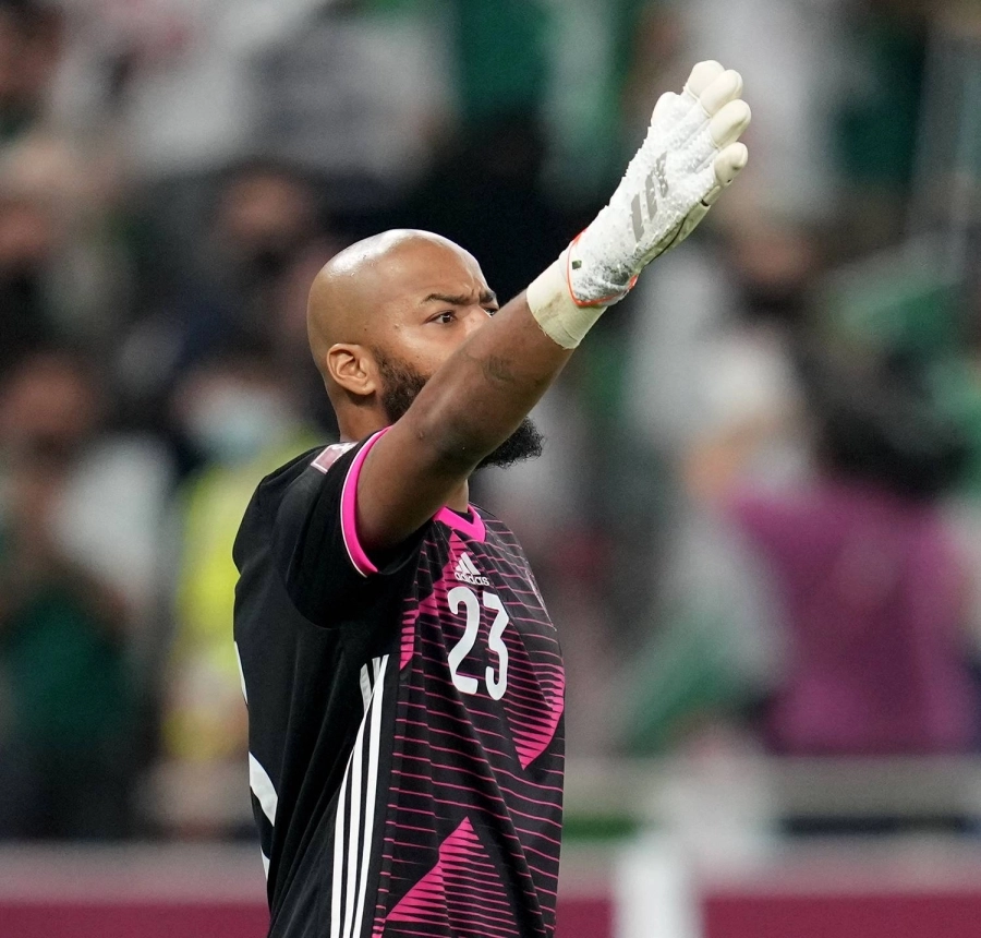 رايس أمبولحي الأقرب للقب أفضل حارس